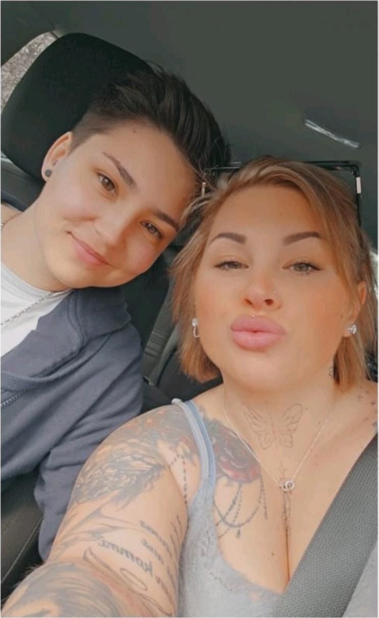 Vanessa und Juliane im Auto