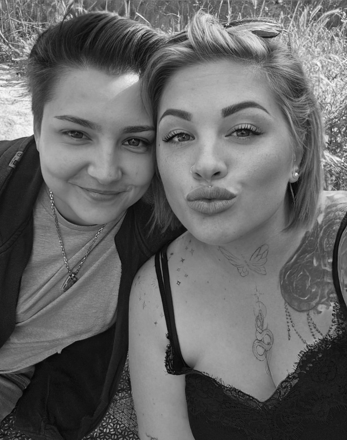 Vanessa und Juliane in Schwarzweiß