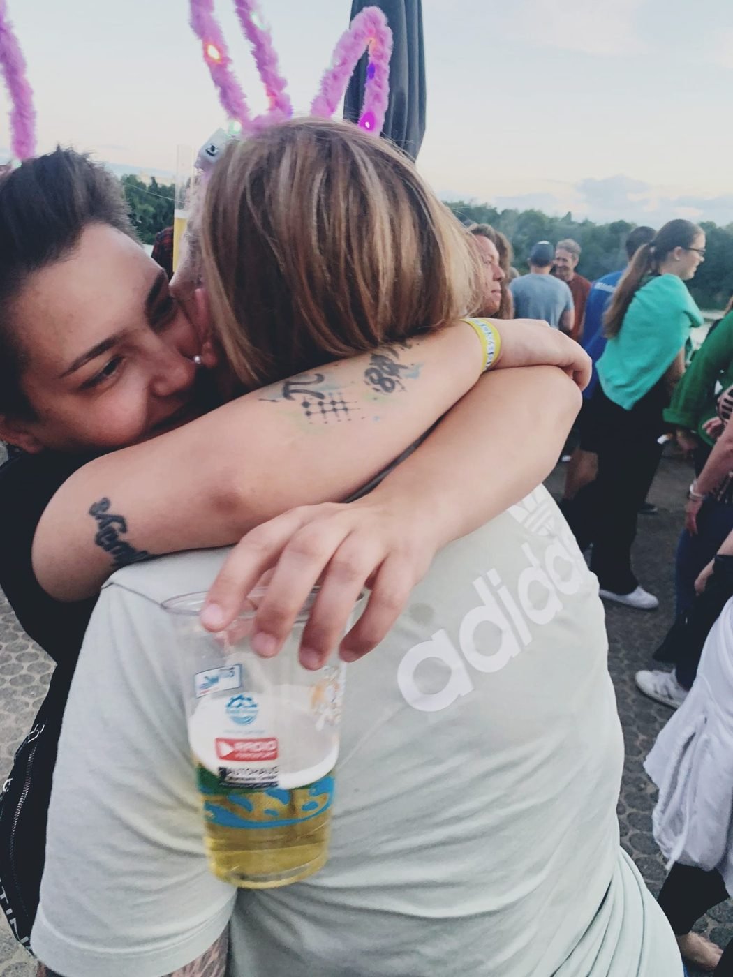 Vanessa und Juliane umarmen sich